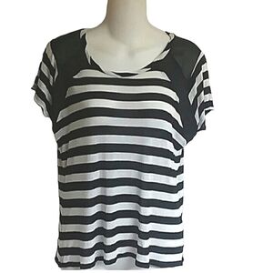 Gibson Stripe Print Short Sleeve Scoop Neck Knit Top Blk and White Strip Med.